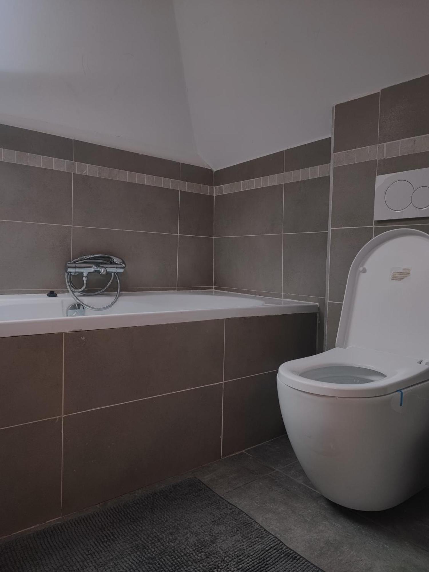 Maison 3 Chambres Proximite Aeroport Et Grand Axes Charleroi Luaran gambar